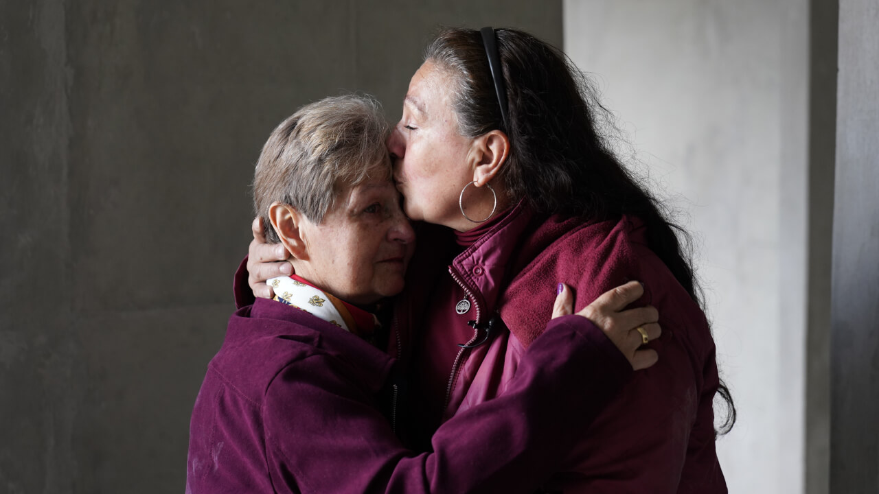 hija dandole un beso a la mamá en la frente 