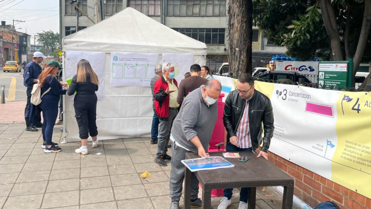 Habitantes de Santa Fe en el punto de información del Plan Parcial Calle 24 