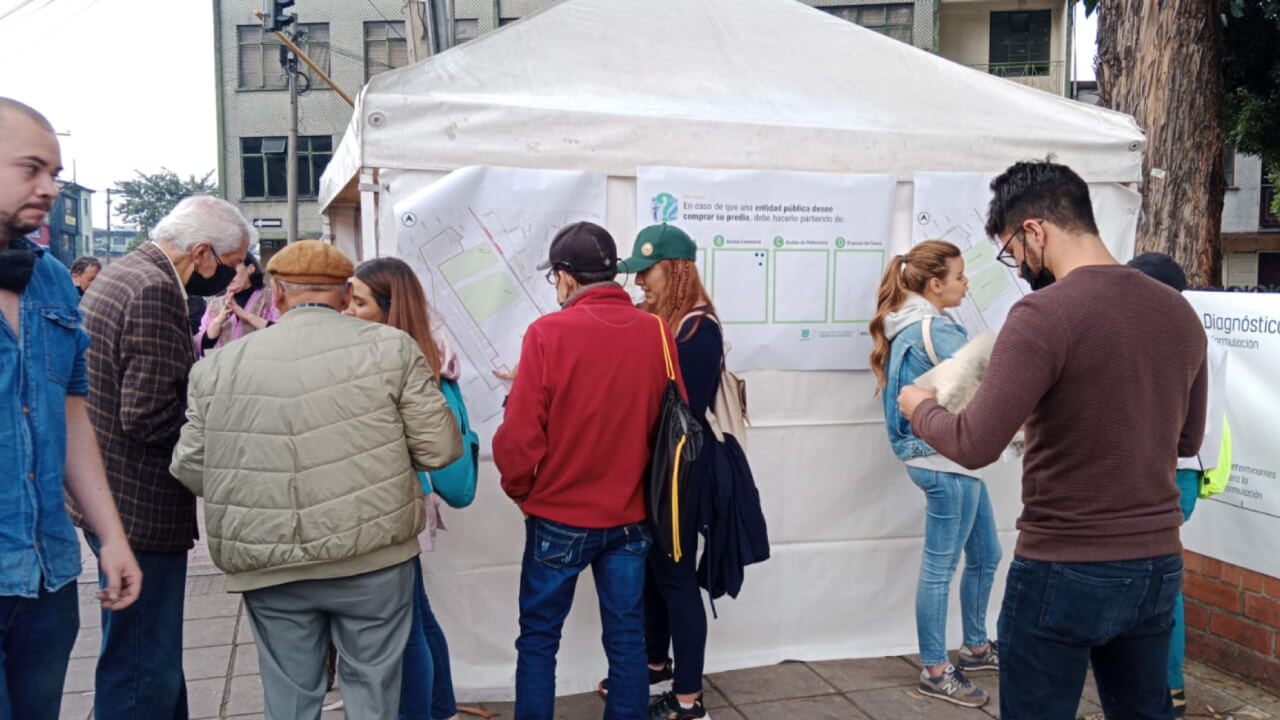 Habitantes de Santa Fe en el punto de información del Plan Parcial Calle 24 