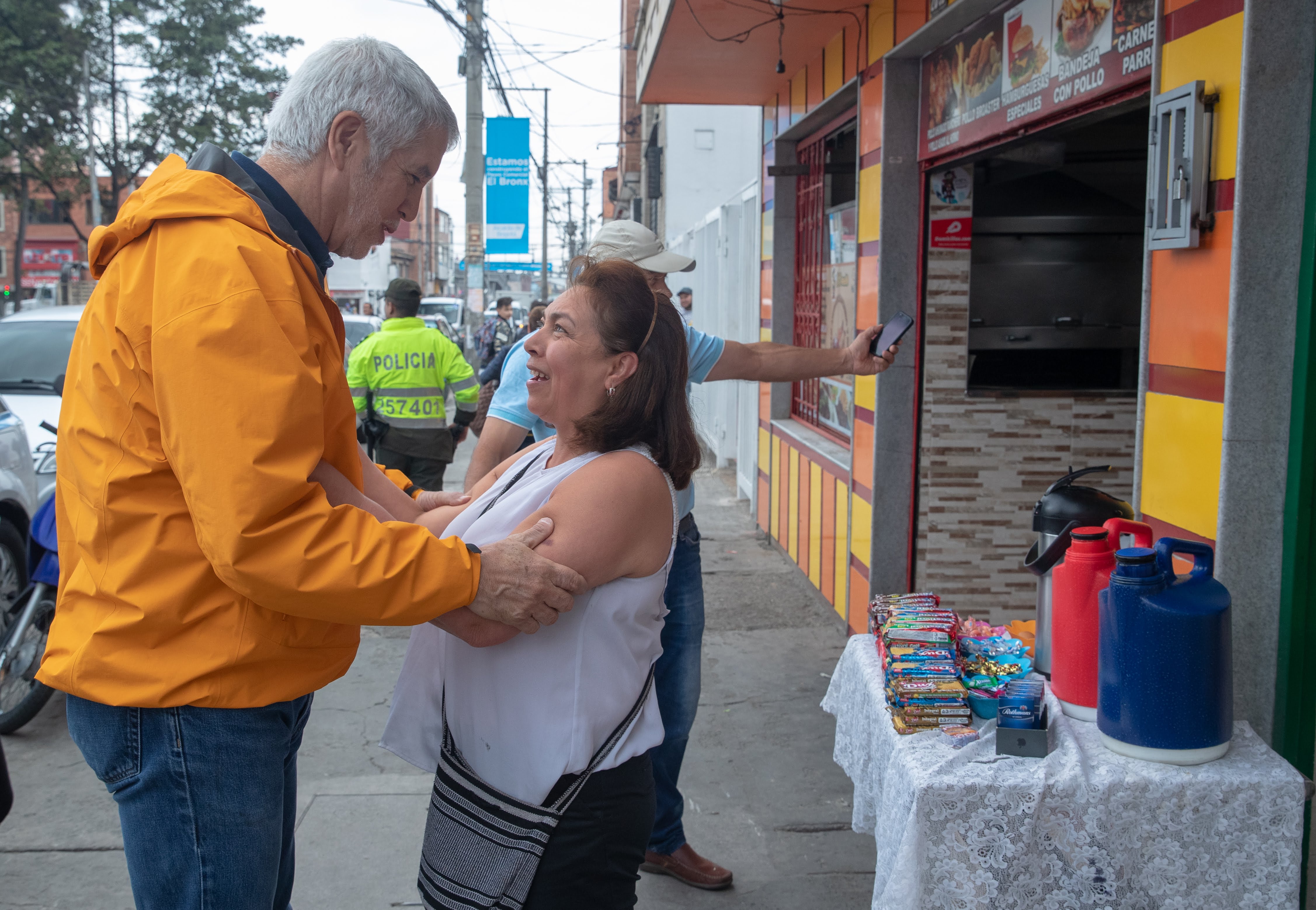 Alcalde Enrique Peñalosa con habitante de la ciudad en intervención en el Bronx