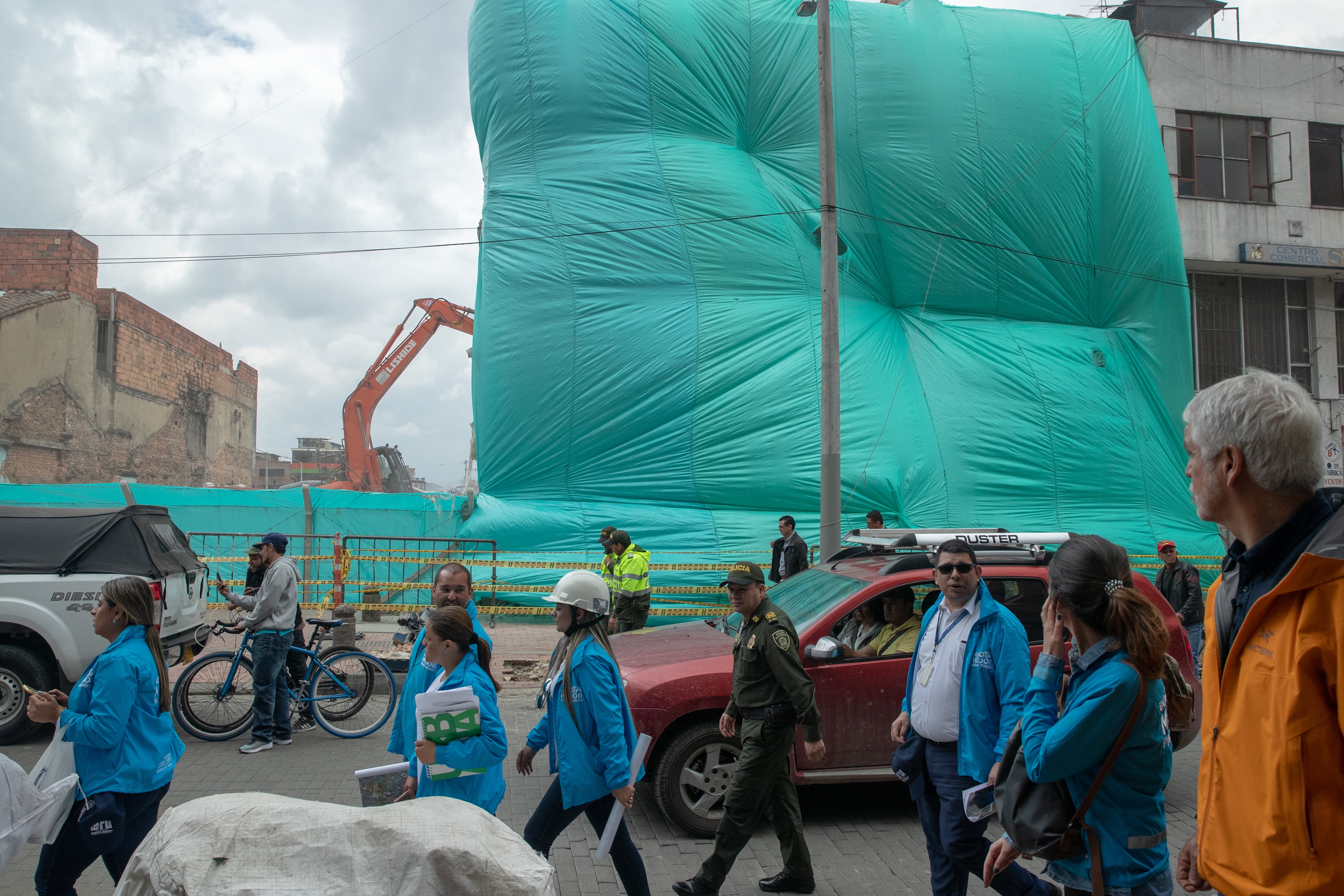 Alcalde Enrique Peñalosa observando demoliciones de intervención en el Bronx