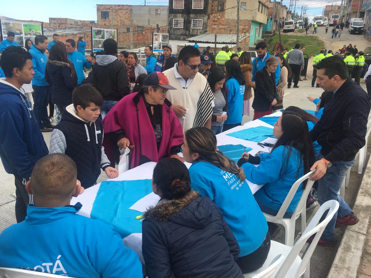 Imagen de habitantes y participantes registrandose en el proyecto de vivienda